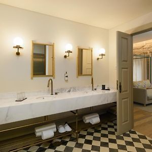 Suite Bathtub